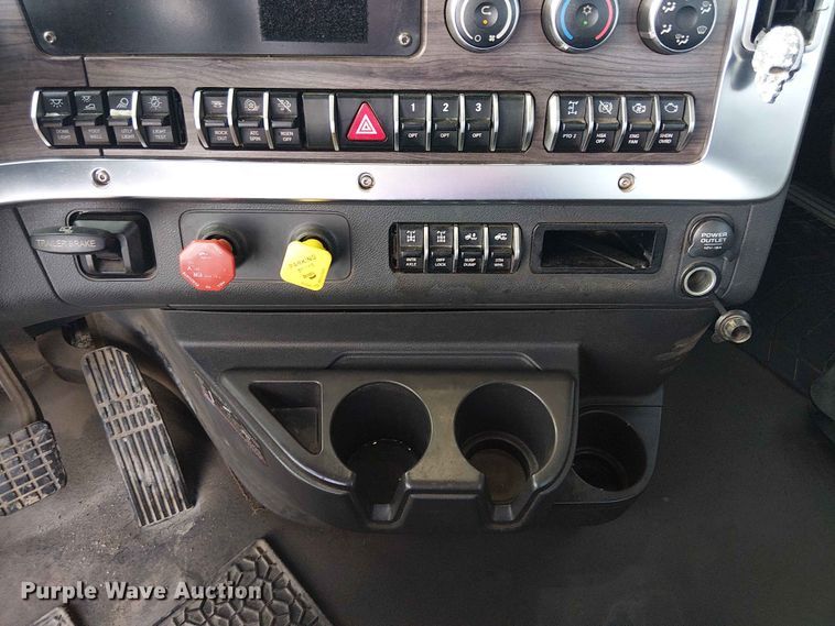 image for item YA3574 2022 Western Star 4900 semi truck