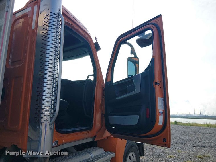 image for item YA3574 2022 Western Star 4900 semi truck