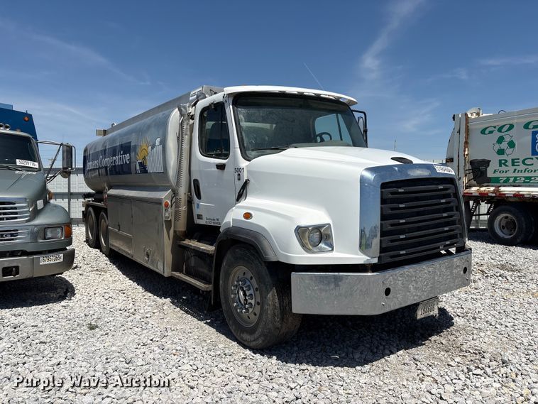 image for item YA3627 2017 Freightliner 114SD fuel truck