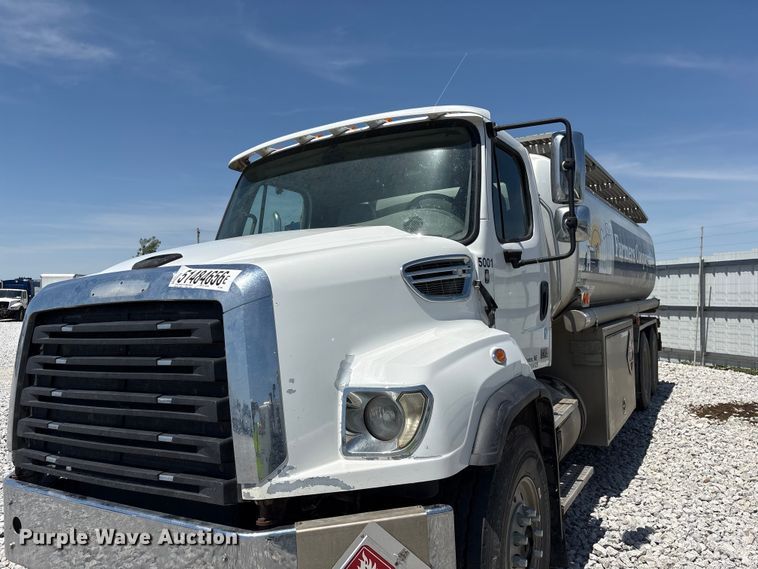 image for item YA3627 2017 Freightliner 114SD fuel truck