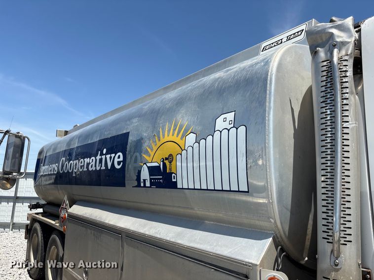 image for item YA3627 2017 Freightliner 114SD fuel truck