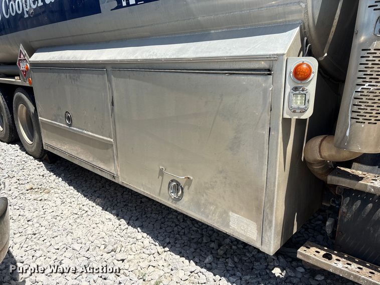 image for item YA3627 2017 Freightliner 114SD fuel truck