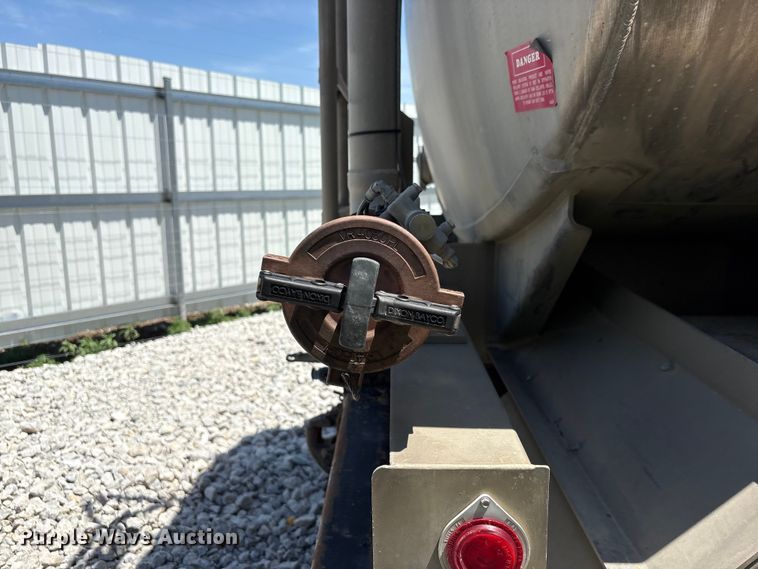 image for item YA3627 2017 Freightliner 114SD fuel truck