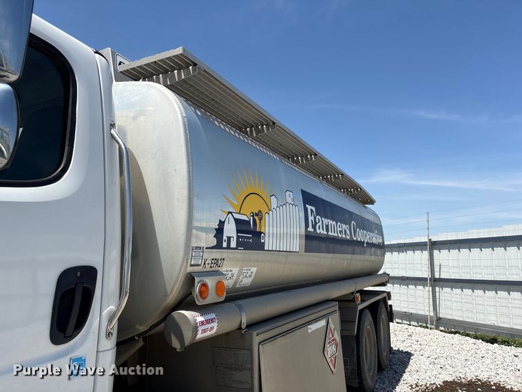 image for item YA3627 2017 Freightliner 114SD fuel truck