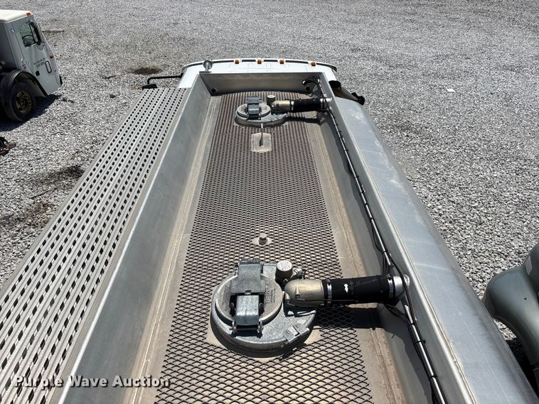 image for item YA3627 2017 Freightliner 114SD fuel truck