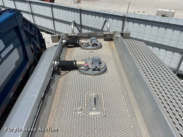 image for item YA3627 2017 Freightliner 114SD fuel truck