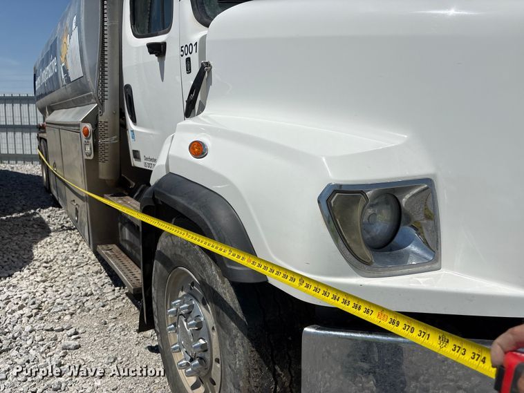 image for item YA3627 2017 Freightliner 114SD fuel truck