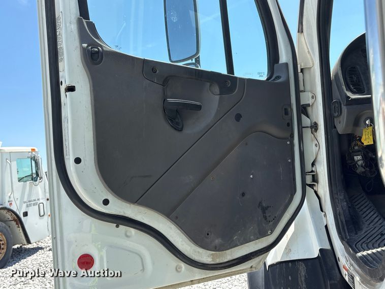 image for item YA3627 2017 Freightliner 114SD fuel truck