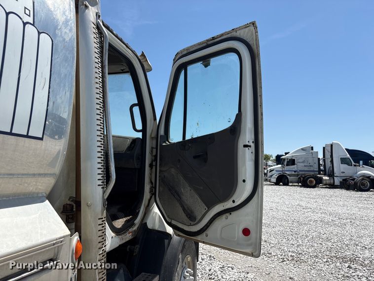 image for item YA3627 2017 Freightliner 114SD fuel truck