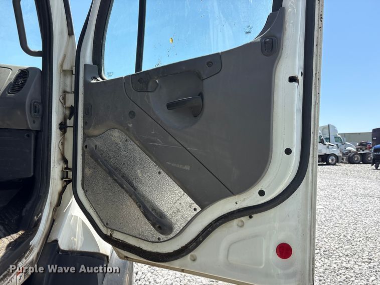 image for item YA3627 2017 Freightliner 114SD fuel truck