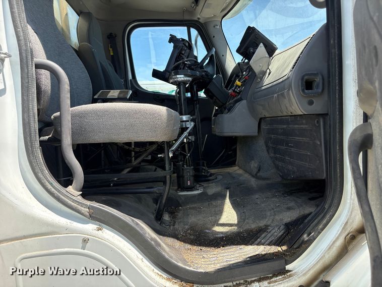 image for item YA3627 2017 Freightliner 114SD fuel truck