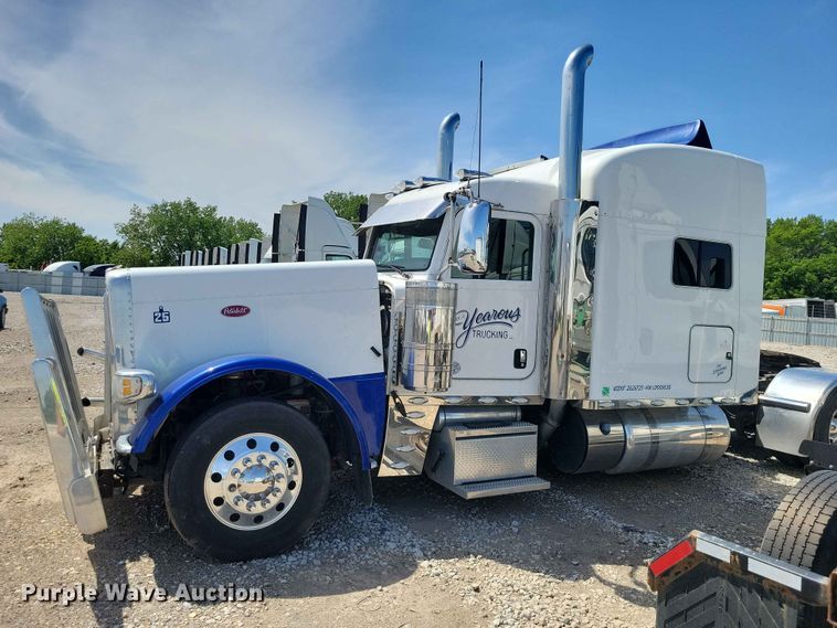 image for item YA3734 2020 Peterbilt  389 semi truck