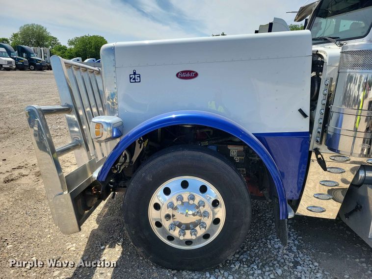 image for item YA3734 2020 Peterbilt  389 semi truck