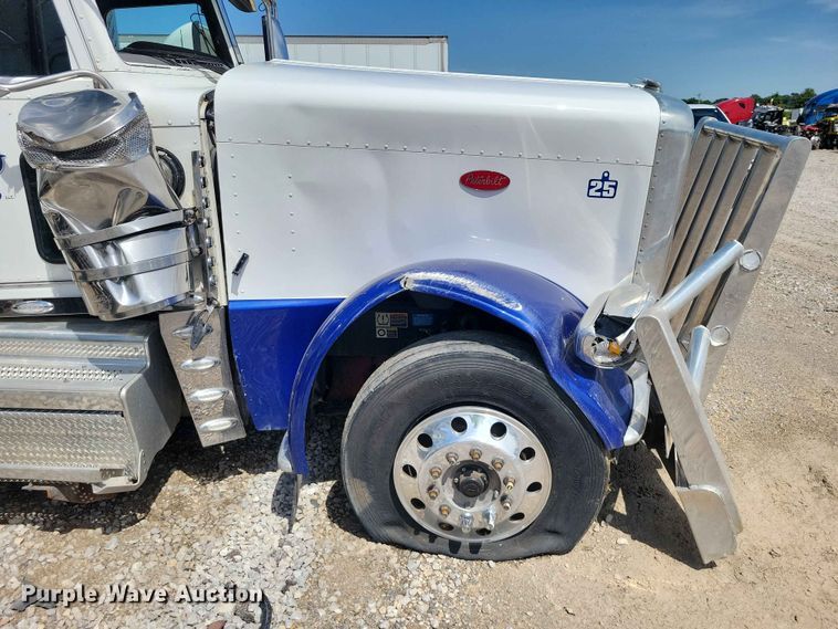 image for item YA3734 2020 Peterbilt  389 semi truck