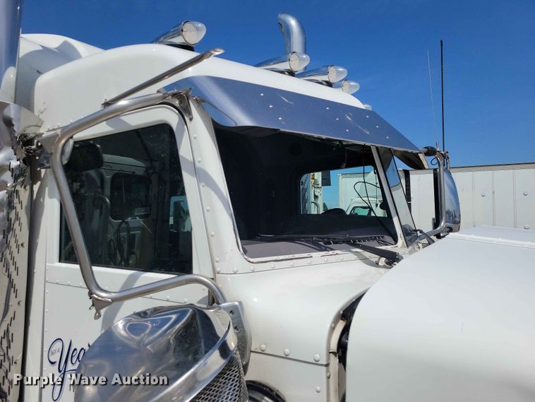 image for item YA3734 2020 Peterbilt  389 semi truck