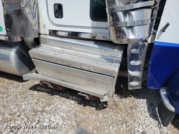 image for item YA3734 2020 Peterbilt  389 semi truck