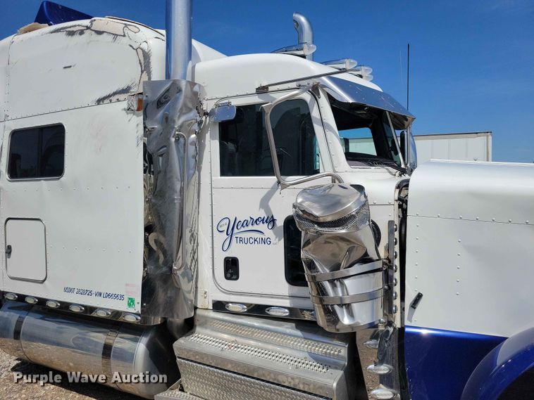 image for item YA3734 2020 Peterbilt  389 semi truck