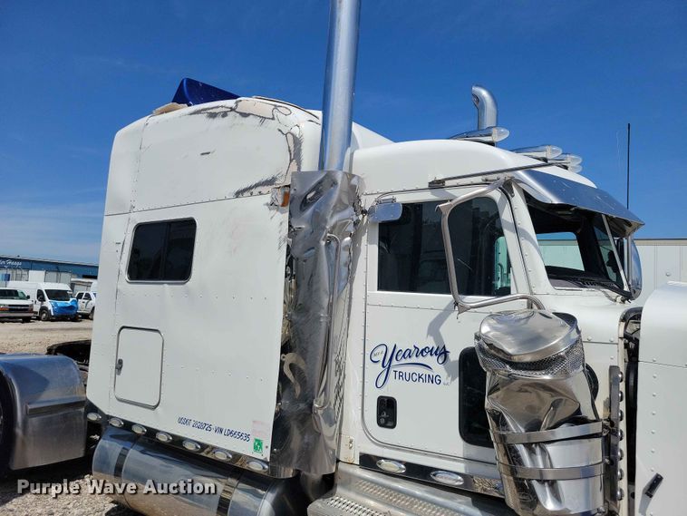 image for item YA3734 2020 Peterbilt  389 semi truck