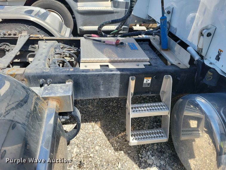image for item YA3734 2020 Peterbilt  389 semi truck