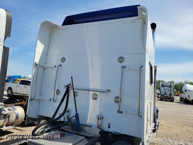 image for item YA3734 2020 Peterbilt  389 semi truck