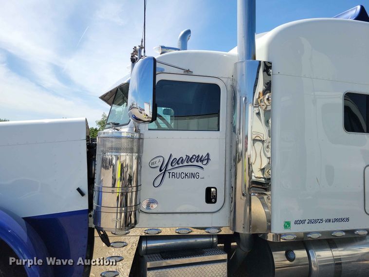 image for item YA3734 2020 Peterbilt  389 semi truck