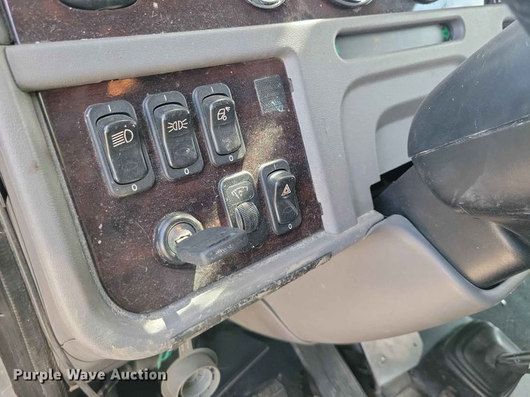 image for item YA3734 2020 Peterbilt  389 semi truck