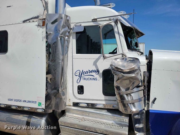 image for item YA3734 2020 Peterbilt  389 semi truck