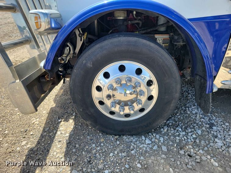 image for item YA3734 2020 Peterbilt  389 semi truck