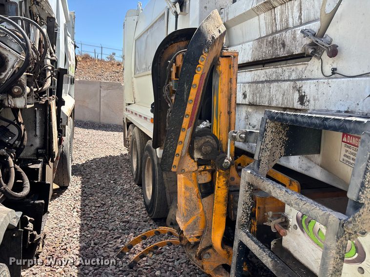 image for item YA3764 2021 Peterbilt 520 refuse truck