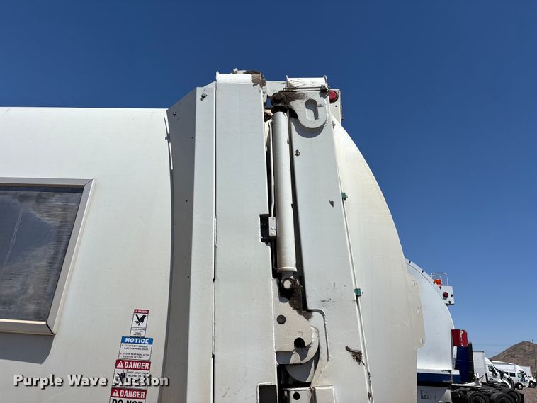 image for item YA3764 2021 Peterbilt 520 refuse truck