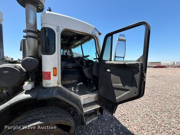 image for item YA3764 2021 Peterbilt 520 refuse truck