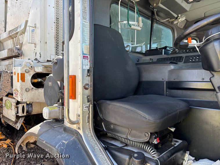 image for item YA3764 2021 Peterbilt 520 refuse truck