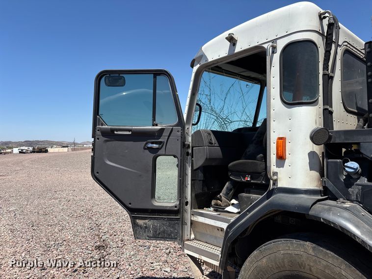 image for item YA3764 2021 Peterbilt 520 refuse truck