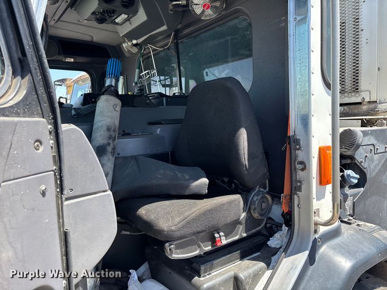 image for item YA3764 2021 Peterbilt 520 refuse truck
