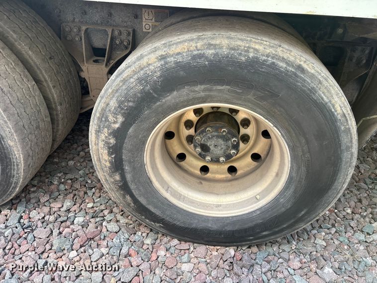 image for item YA3764 2021 Peterbilt 520 refuse truck