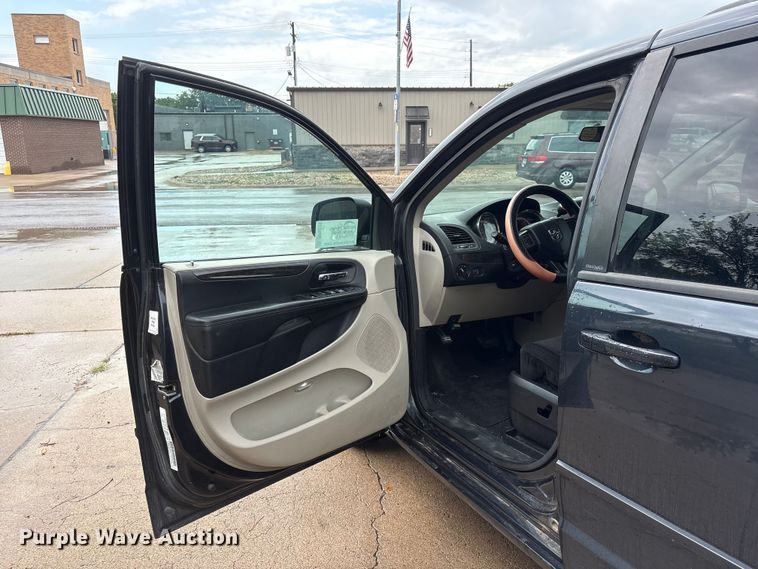 image for item DO5239 2013 Dodge Grand Caravan handicap accessible van