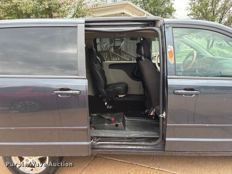 image for item DO5239 2013 Dodge Grand Caravan handicap accessible van