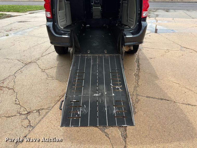 image for item DO5239 2013 Dodge Grand Caravan handicap accessible van