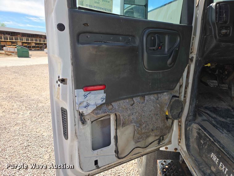 image for item DP8939 2005 GMC C6500 dump flatbed truck