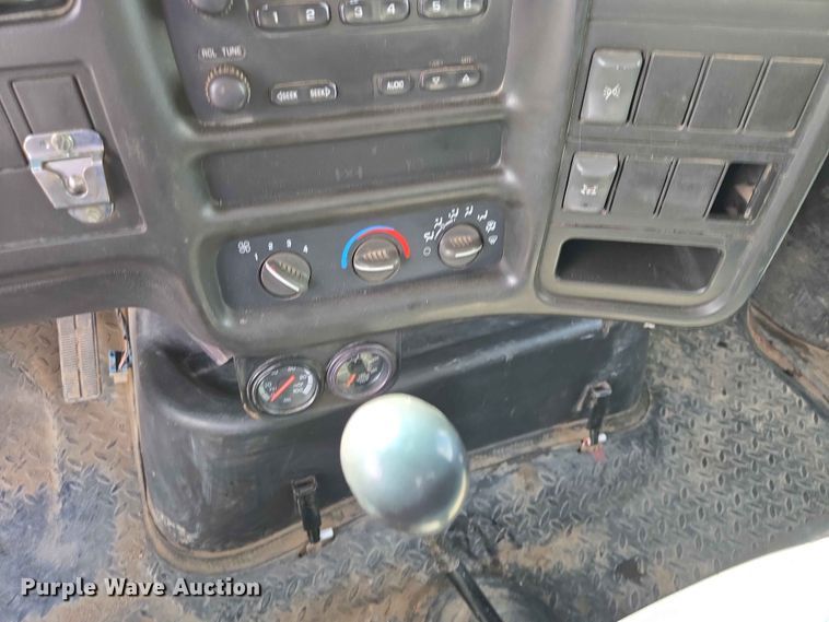 image for item DP8939 2005 GMC C6500 dump flatbed truck