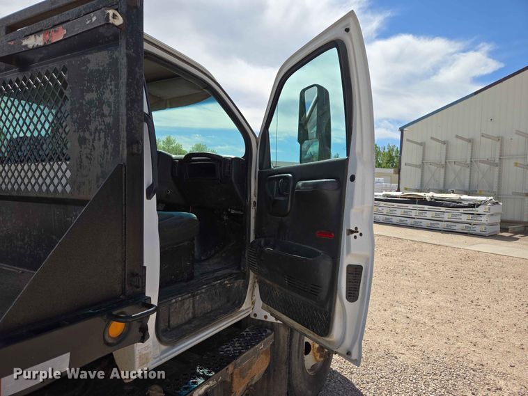image for item DP8939 2005 GMC C6500 dump flatbed truck