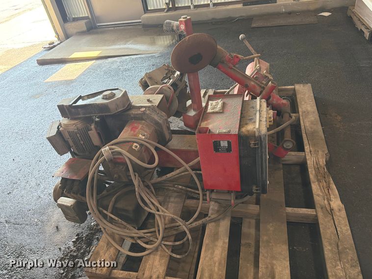 image for item DQ7772 Wheel and tire machines