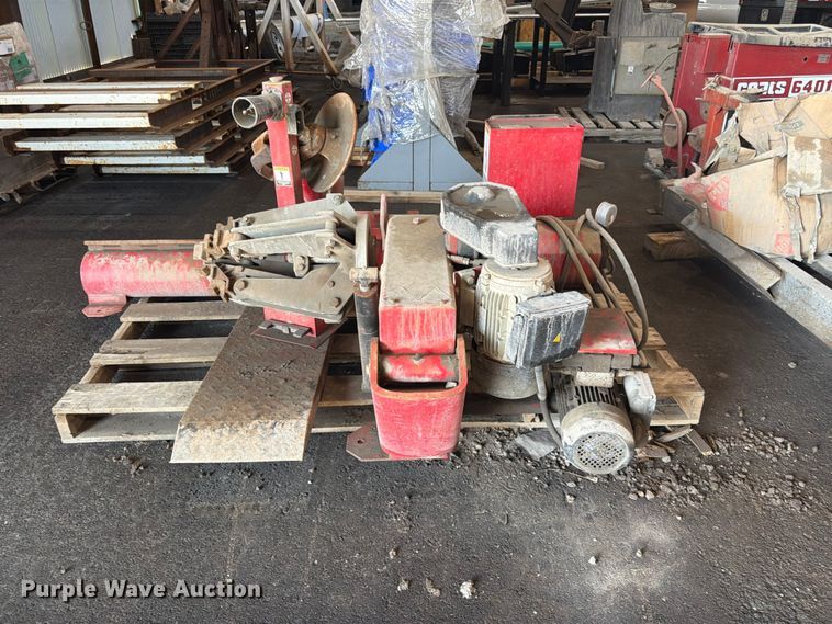 image for item DQ7772 Wheel and tire machines
