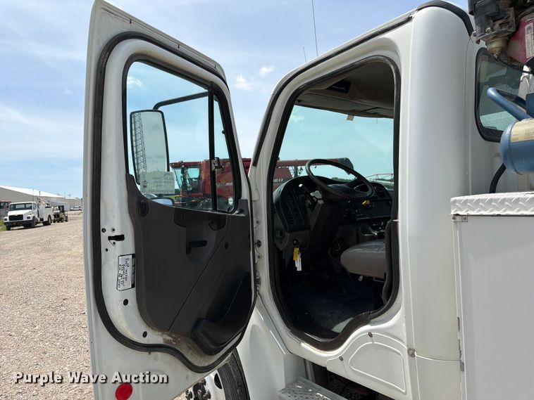 image for item DQ7851 2005 Freightliner Business Class M2 utility / service truck
