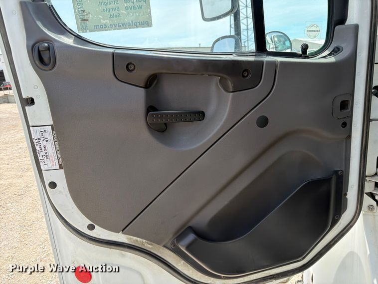 image for item DQ7851 2005 Freightliner Business Class M2 utility / service truck
