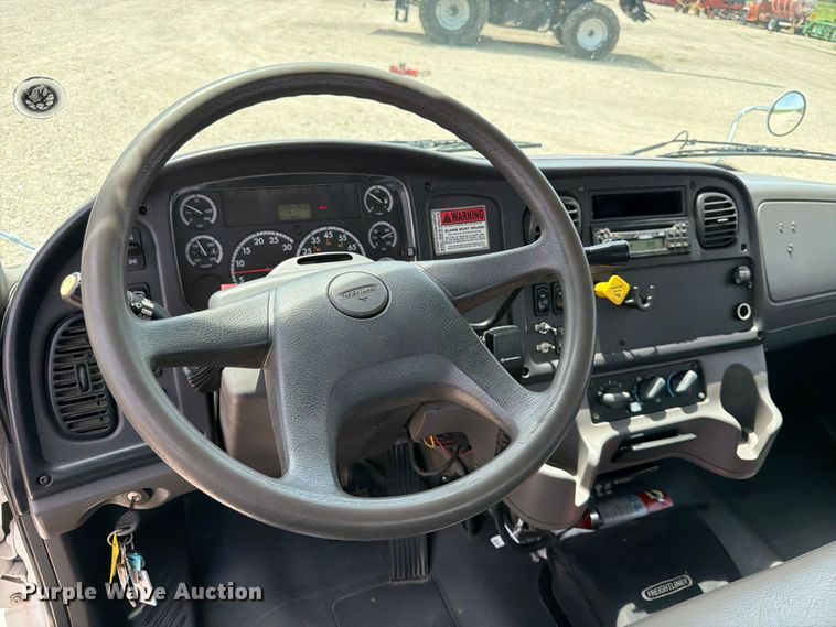 image for item DQ7851 2005 Freightliner Business Class M2 utility / service truck