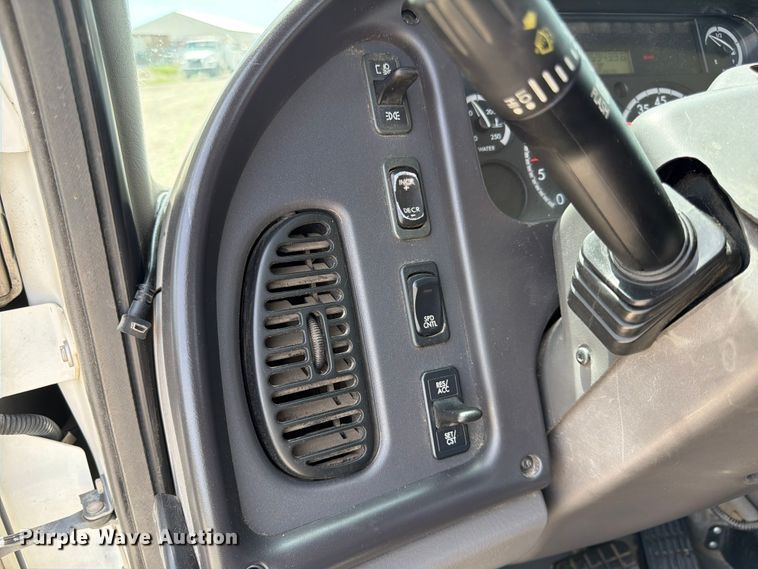 image for item DQ7851 2005 Freightliner Business Class M2 utility / service truck