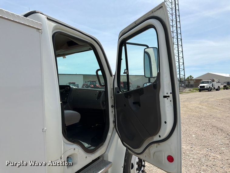 image for item DQ7851 2005 Freightliner Business Class M2 utility / service truck