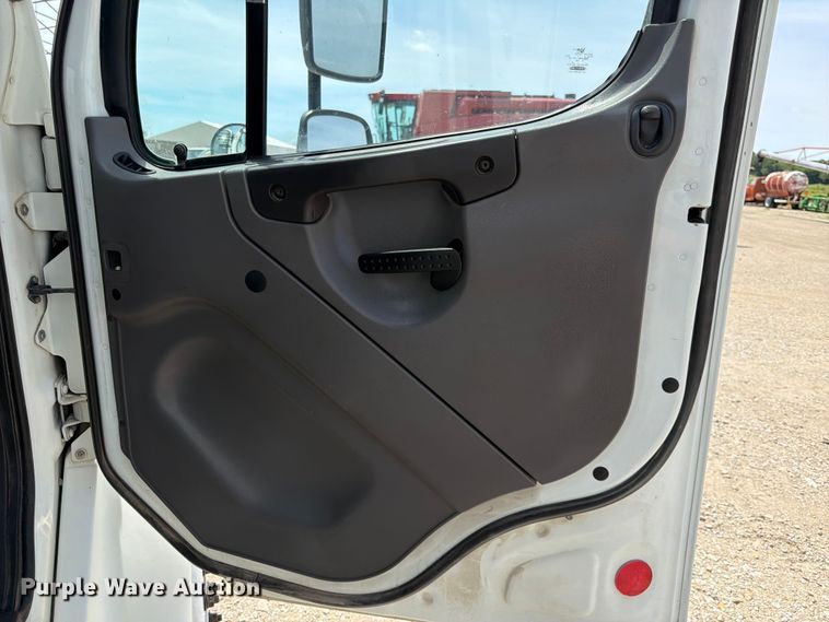 image for item DQ7851 2005 Freightliner Business Class M2 utility / service truck