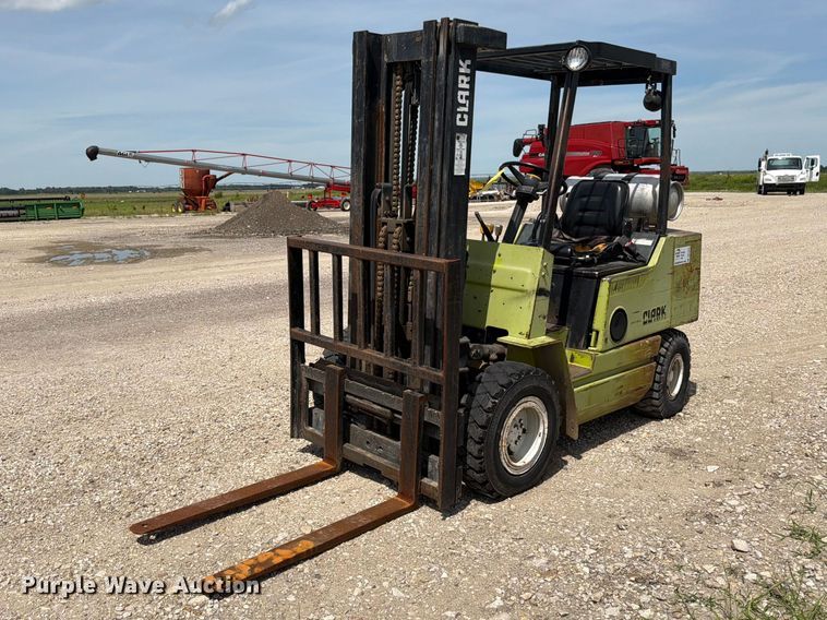 image for item DQ7853 Clark GPX25 forklift